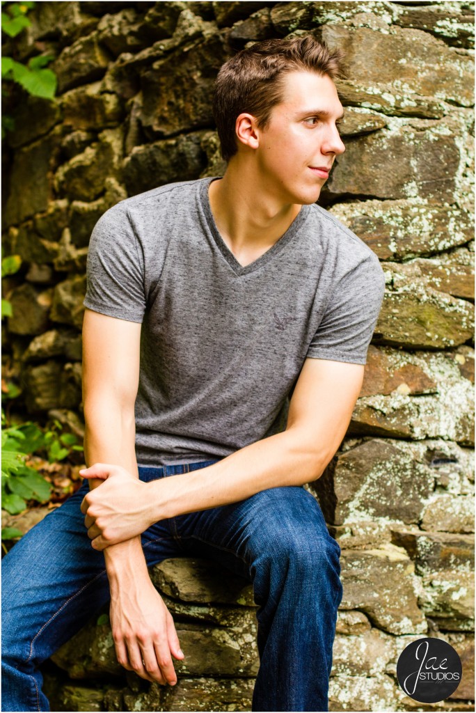 Andrew. Liberty University, Class of 2015, senior pictures, Lynchburg, Virginia, Jae Studios, gray shirt, jeans, rock wall